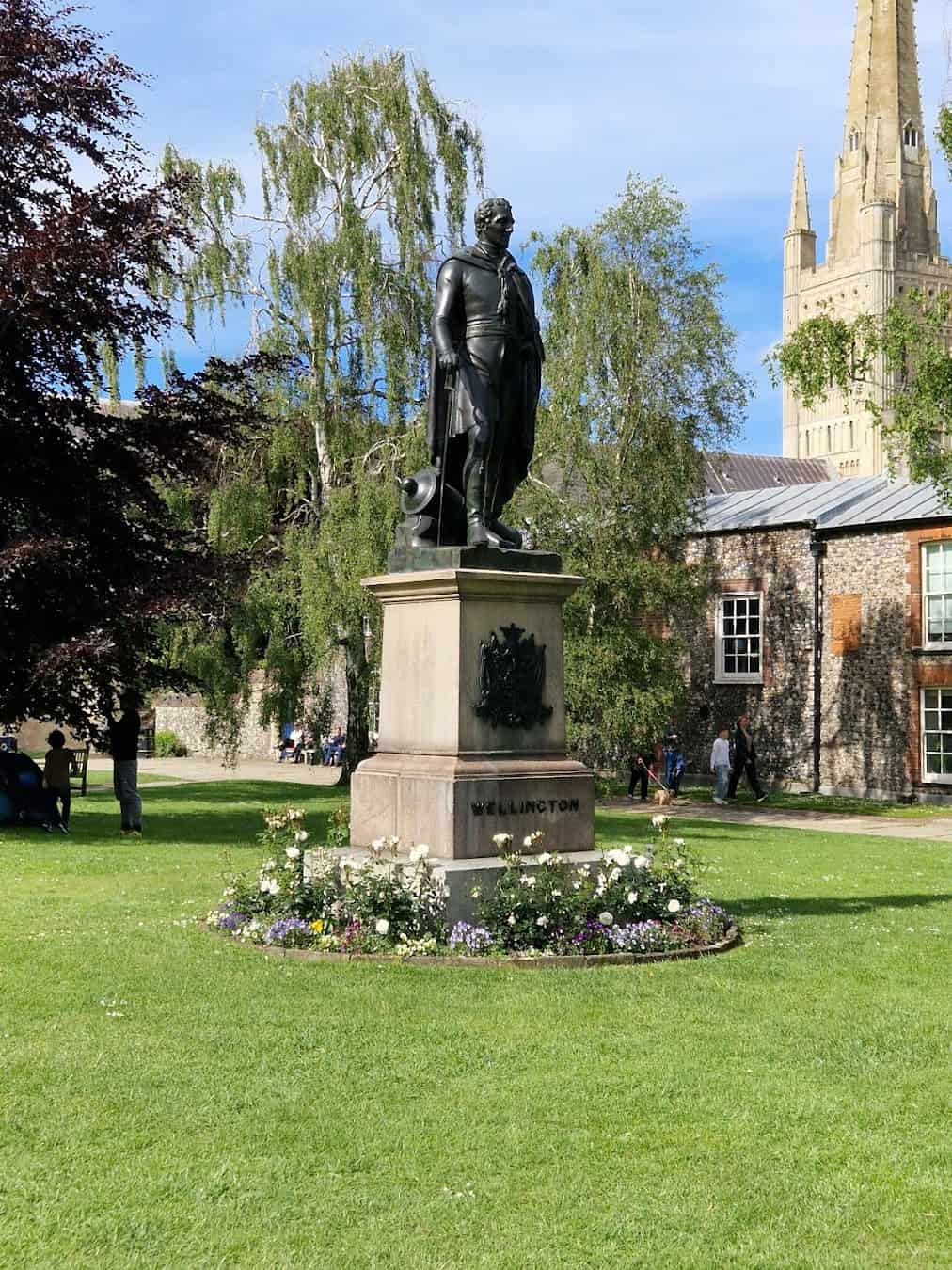 Norwich Cathedral, Statue