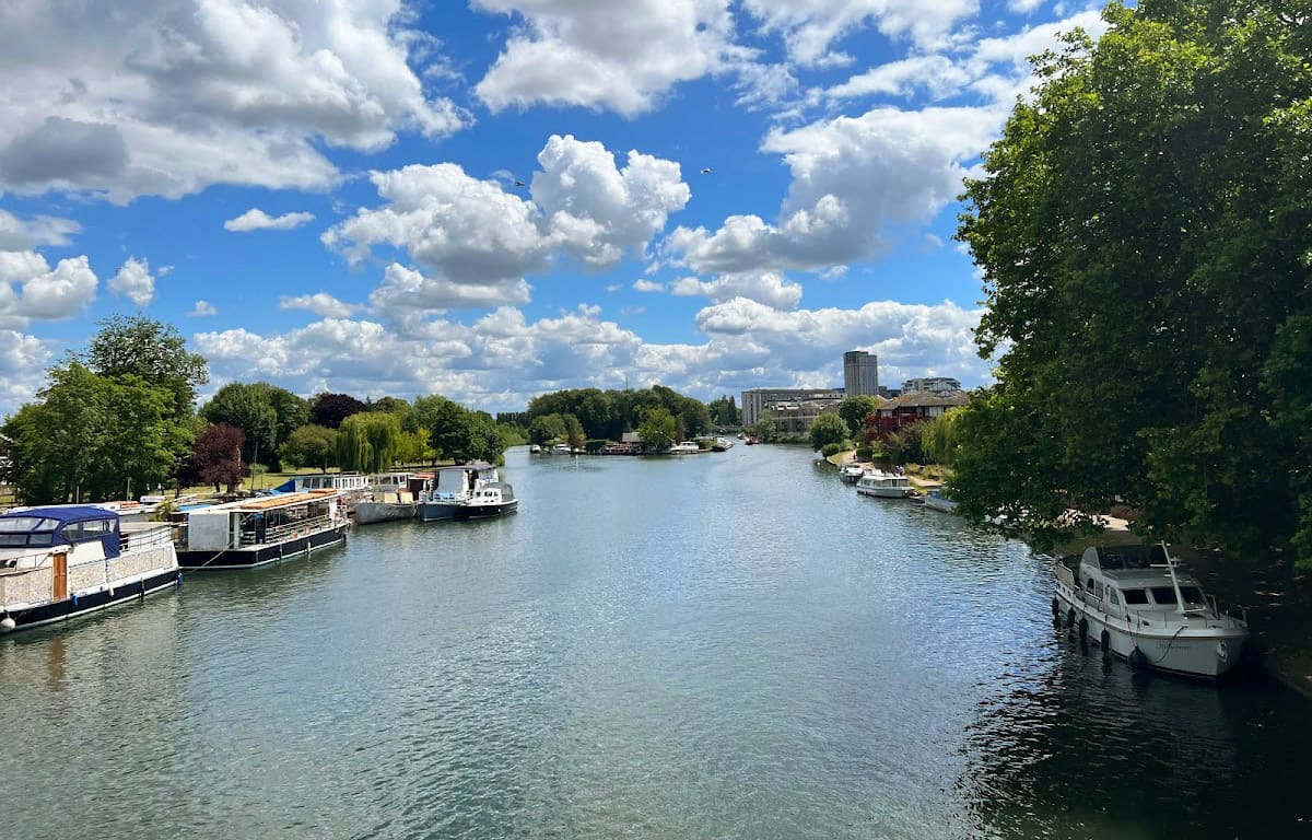 Passing by the River Thames, Enlgand