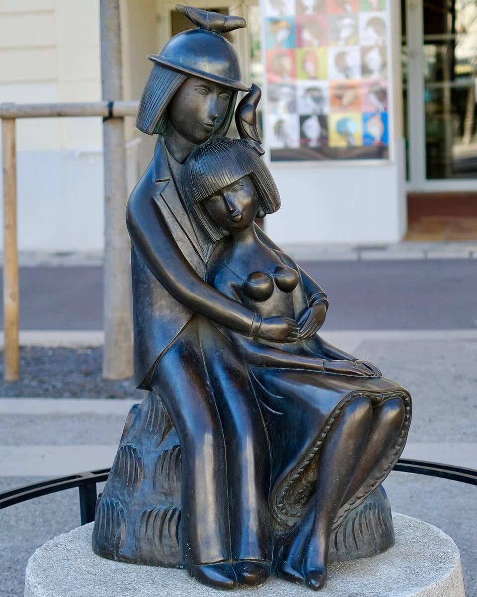 Statue of lovers Peynet, Musée Peynet