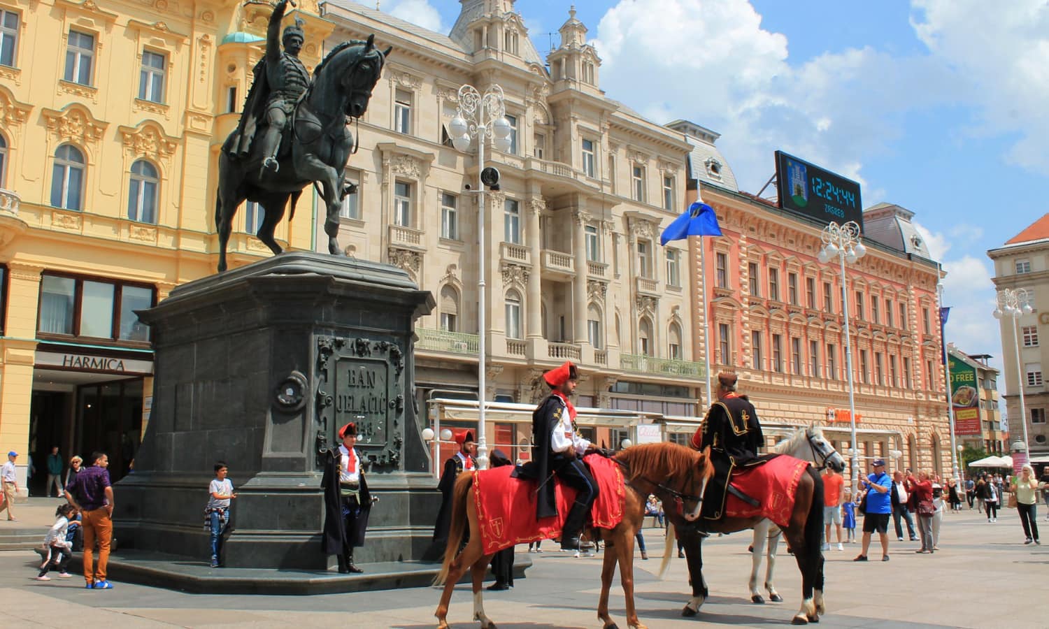 Street performances, Ban Josip Jelačić Square