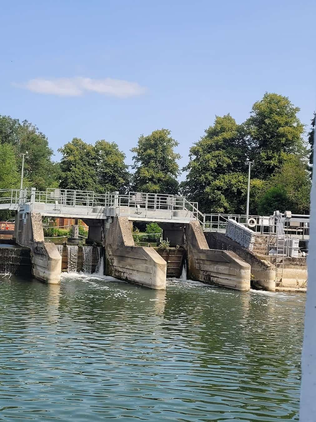 Thames Rivercruise Dam, England