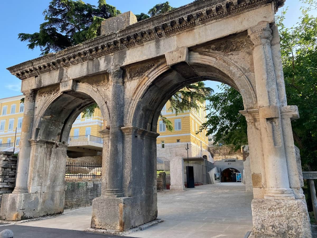 Twin Gates, Pula