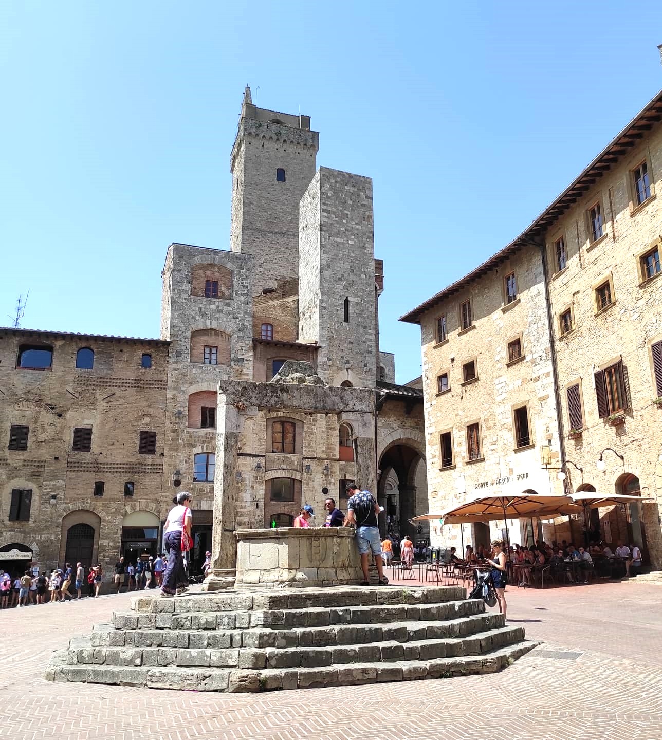 Piazza della Cisterna, San Gimignano